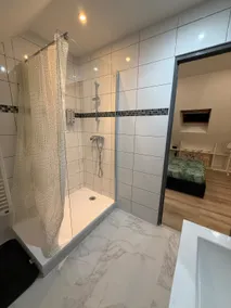 Property with equipped hot tub - Image 5
