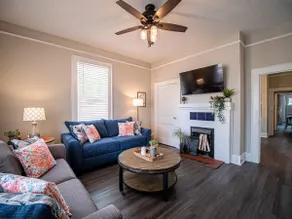 Marietta Square's Home Away! - Image 4