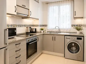 Gorgeous 2 bedroom apartment 50 m from the beach - Image 2
