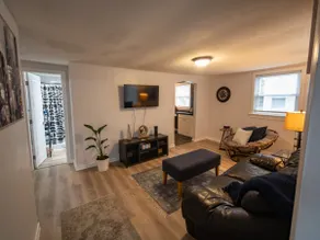 Cute modern 2 bd in New Hartford - Image 2