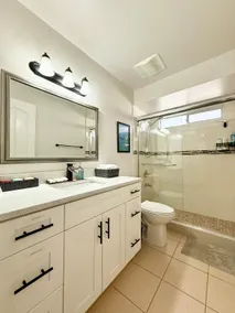 Burnaby Metrotown Cozy 3 Bedroom Suite Walk to Skytrain and Malls - Image 3