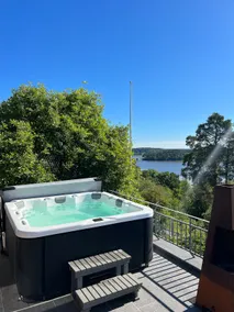 Exclusive house with large terrace, hot tub & lake view - Image 3