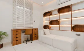 Elegant Work & Study Space, Near Dining & Shops - Image 2