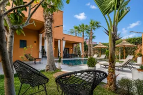 Spacious 4-bedroom villa with swimming pool - Image 2