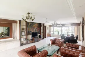 Spacious 5BHK Retreat Dadar Private Terrace & More - Image 2