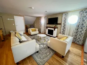 Sunny Suite - rain shower, king bed, no chores - Image 5