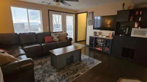 Cozy 3 Bedroom, 2 Bath, Suite - Image 3