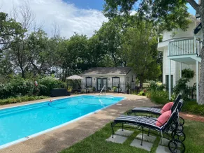 Top of the Hill-Cozy 1 bed/1 bath cottage, less than one mile to downtown. - Image 3