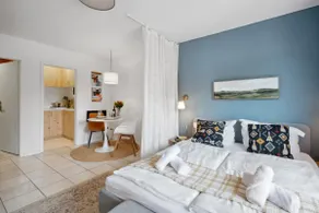 Studio Apt | Ground Floor | Queen Bed – ZachaStay - Image 2