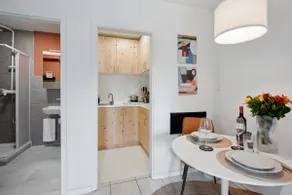 Studio Apt | Ground Floor | Queen Bed – ZachaStay - Image 4