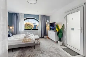 Studio Apt | Ground Floor | Queen Bed – ZachaStay - Image 5