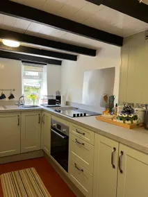 Cosy, Dog Friendly Cottage w/ Free WiFi, Woodburner, a good size garden and a short walk to two pubs - Image 5