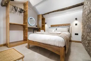 Robins Retreat, HotTub,WiFi, Pet Friend & Parking - Image 3