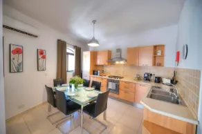 St Julians lovely 3 bedrooms by Homely - Image 2