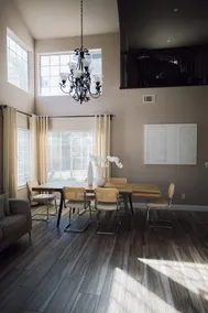 Travelers Dream! Large Home, Huge Yard, Style & Comfort - Image 3