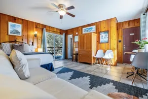 Live Oak Cabin ~Listen to River, Strong WiFi & BBQ - Image 5