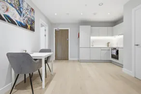 Serviced Central Flat with Parking and fast WI-FI - Image 3