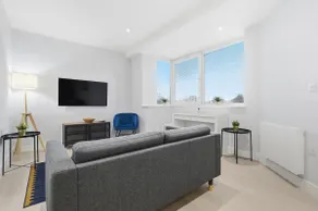 Serviced Central Flat with Parking and fast WI-FI - Image 4