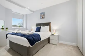 Serviced Central Flat with Parking and fast WI-FI - Image 2