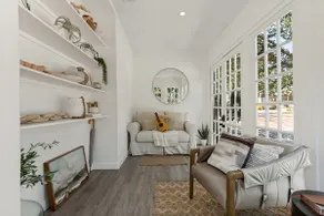 Luxury 1920 Downtown Bungalow - Image 2