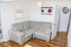 Freshly Renovated Apartment on High Street - Image 3