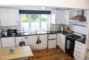 Freshly Renovated Apartment on High Street - Image 2