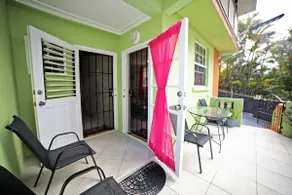 Spacious 2BR/1BA Near Beach Parking Sleeps 4 - Image 5