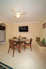 Spacious 2BR/1BA Near Beach Parking Sleeps 4 - Image 4