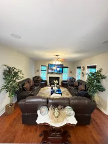luxury Home Near Town Center - Image 2