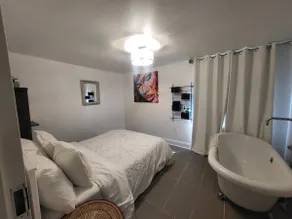 1 bed apt Downtown. walking distance to beach - Image 2