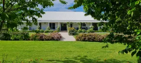 Oaklands Estate -stylish, pet friendly home on 10 acres with pool, spa, firepit. - Image 2