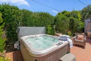 Spacious retreat mere minutes from Butterfly Beach - Image 2