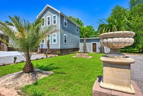 ”Grand Retreat: Spacious Estate Expansive Deck - Image 2