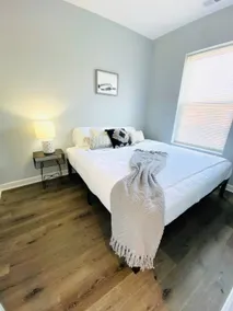 Charming 3BR Condo, King Bed, Free Parking - Image 4
