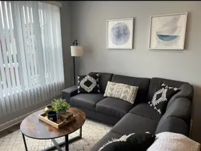 Charming 3BR Condo, King Bed, Free Parking - Image 2