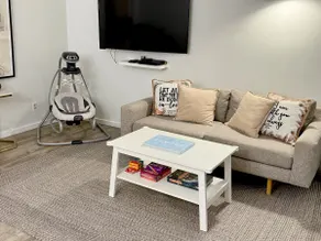 Comfy Seattle Maple Leaf Apartment @ Parking - Image 3
