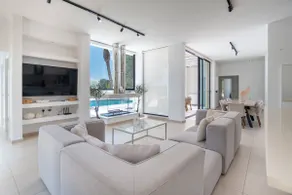 Luxury Oasis Villa - Image 4