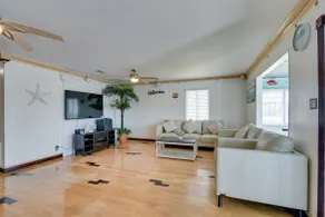 4 Mi to Galveston Beach: Bayside Getaway w/ Deck - Image 5