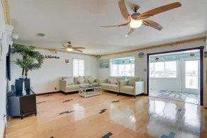 4 Mi to Galveston Beach: Bayside Getaway w/ Deck - Image 4