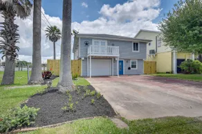 4 Mi to Galveston Beach: Bayside Getaway w/ Deck - Image 2