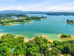 20% OFF Lone Oak Lakehouse- Luxury, Lakefront, Firepit, Hot Tub, Kayaks - Image 2