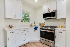KING Bed•Prime Location•Fast WiFi•Cajun Luxury - Image 3