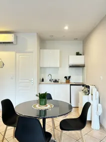 Downtown • Quiet & Bright Apartment - Image 2