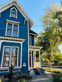 Historic Home in Downtown for a Couple or Group - Image 3