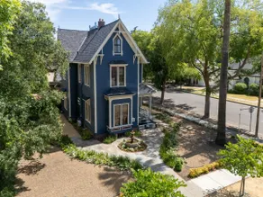 Historic Home in Downtown for a Couple or Group - Image 2