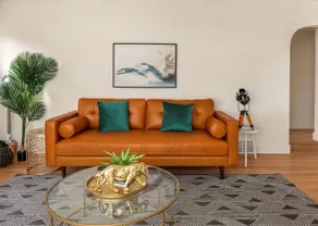 Best Location Downtown - Clean and Bright Bungalow - Image 4