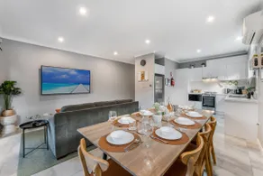 2 En-suites - Walkable to Shops - Wi-Fi & Netflix! - Image 3