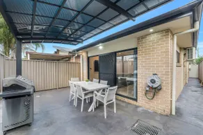 2 En-suites - Walkable to Shops - Wi-Fi & Netflix! - Image 4