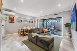 2 En-suites - Walkable to Shops - Wi-Fi & Netflix! - Image 2