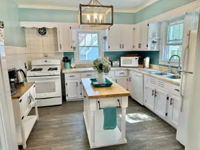 Happy Bungalow. Historic, Cozy, Walk to Town! - Image 5